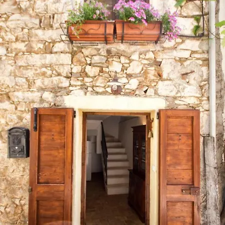 Antiche In Pietra